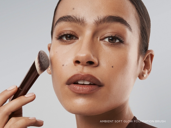 Hourglass No9 Domed Shadow Brush — view 2