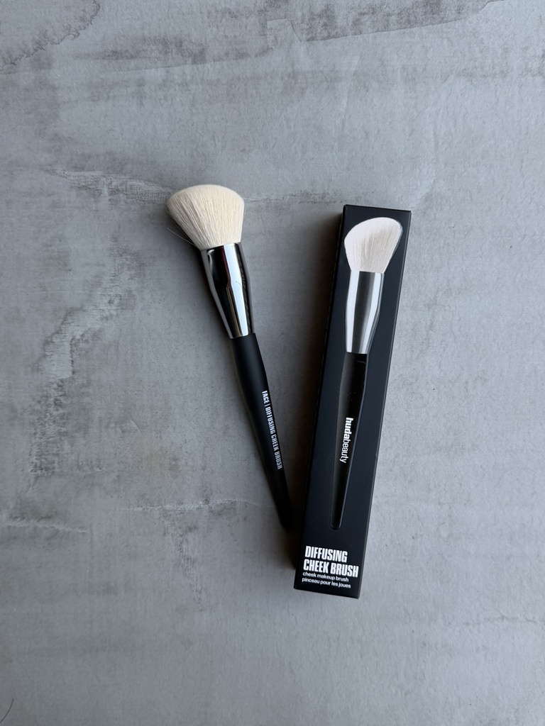 Huda Beauty Diffusing Cheek Brush
