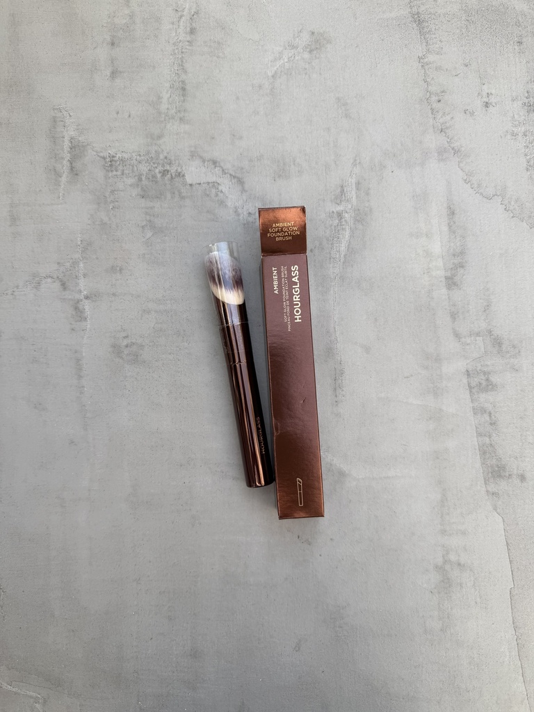 Hourglass Ambient Soft Glow Foundation Brush