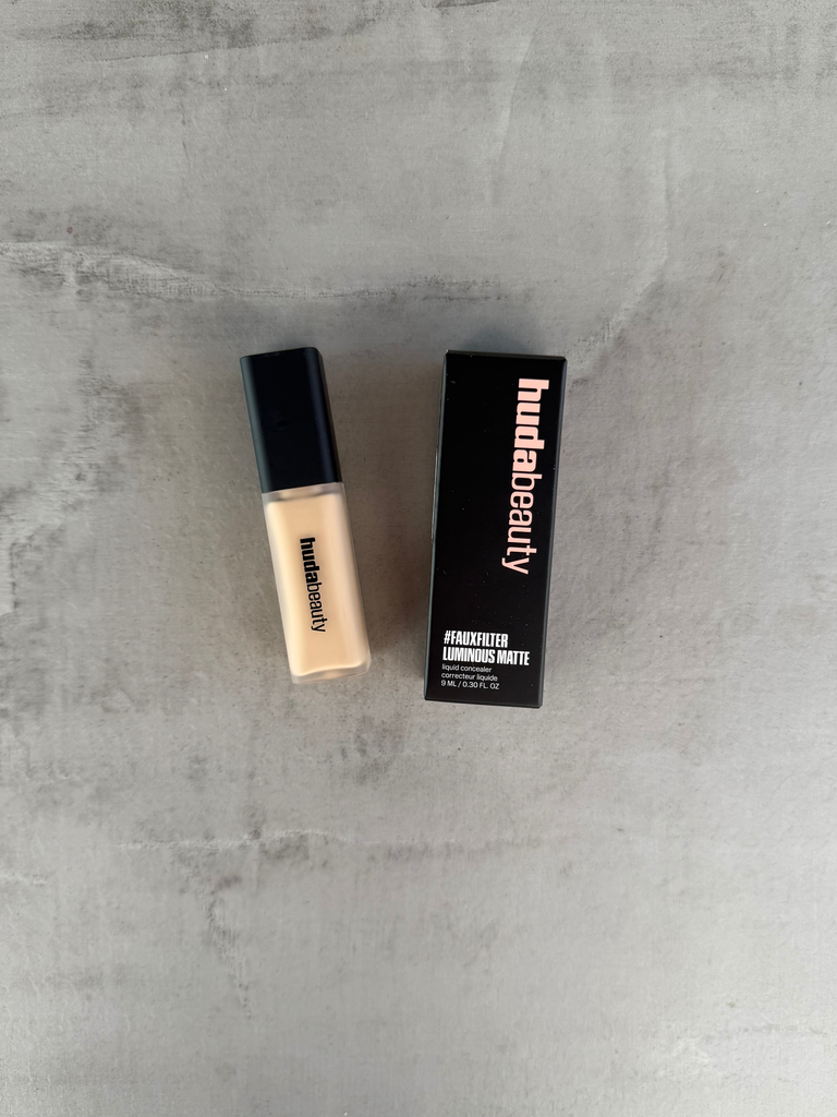 Huda Beauty Concealer Pa Sticker Ngjyre Me Kuti 